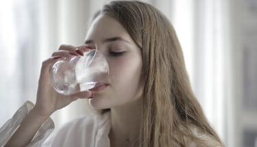 personne buvant de l'eau personne buvant de l'eau